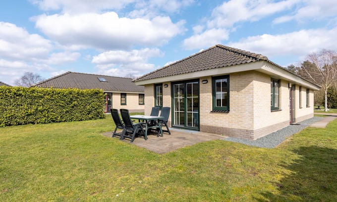 Krachtighuizen House | Bungalow in Veluwe with Sauna & Nature Views