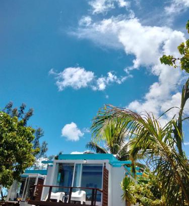 French Polynesia House | Bungalow les pieds ds l eau, La Maison Bleue