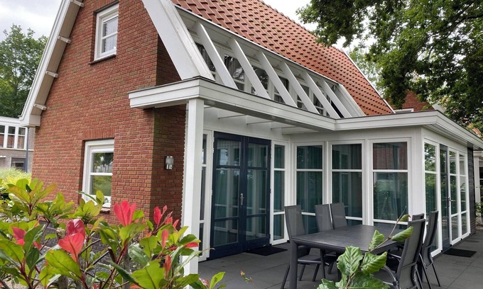 Hulshorst House | Bungalow with 4 bedrooms and a terrace with outdoor fireplace