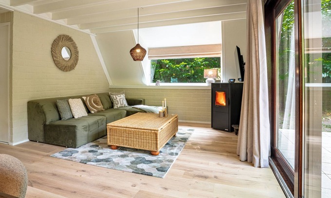 Rekem House | Bungalow with garden and pellet stove