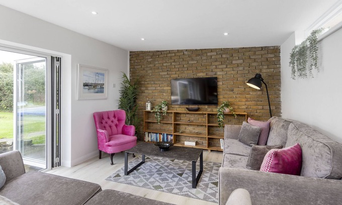 Coulsdon House | Bungalow with Heated Outdoor Swimming Pool