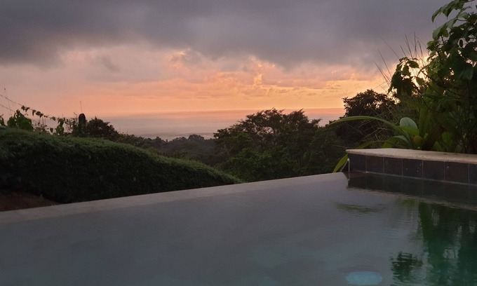 Ballena House | Bungalow with kitchen and infinity pool with ocean view, small BnB
