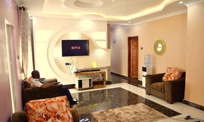 Bungoma House | Bungalow with lush garden on the highway