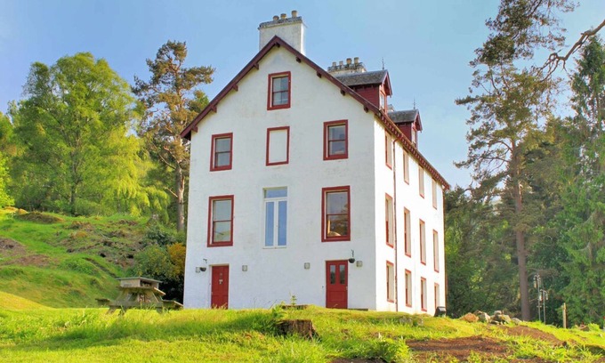 Kinloch Rannoch House | Bunrannoch House is a large, Victorian hunting lodge which stands proudly in its large grounds