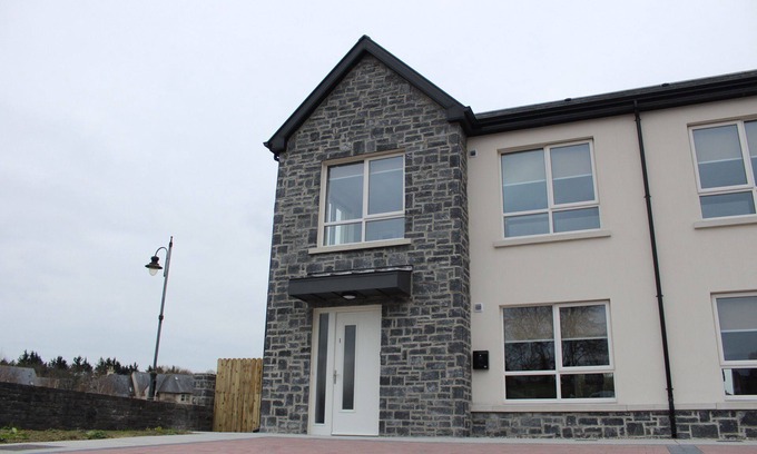 Bunratty House | Bunratty Town House No 3 - sleeps 8 guests in 4 bedrooms