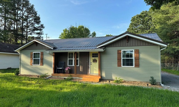 Houston House | Burchtree Retreat featuring 2 Bedroom Home in Houston MO