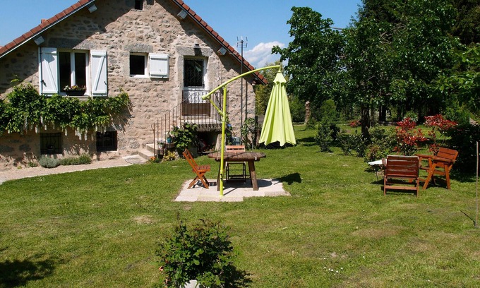 Saint-Martin-du-Puy Cottage | Burgundy: Come out to grass in a small green!
