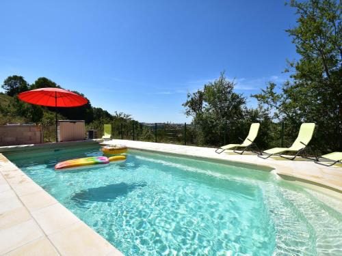 Cuzy House | Burgundy Poolside Getaway