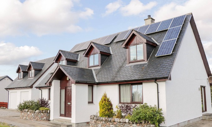 Lairg Cottage | BURNSIDE, pet friendly, character holiday cottage in Lairg