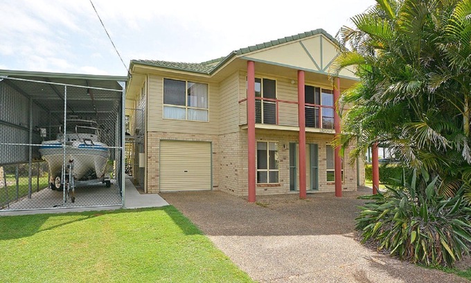 Traviston House | Burrumundi - 100M To Beach - Great Water Views - Deck - Air Con - WiFi - Pool Table