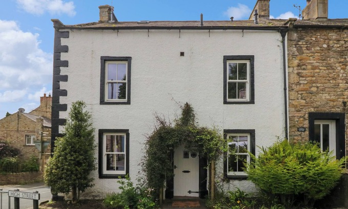 Burton-in-Lonsdale Cottage | BURTON HOUSE, pet friendly, with open fire in Burton-In-Lonsdale
