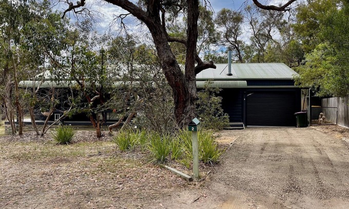 Anglesea House | 'Bush by the Sea' - quiet native setting
