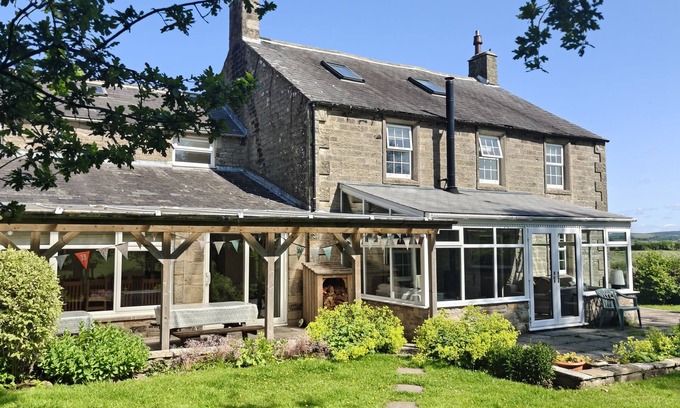 Gilsland Cottage | BUSH NOOK HOUSE, pet friendly, with hot tub in Brampton, Cumbria
