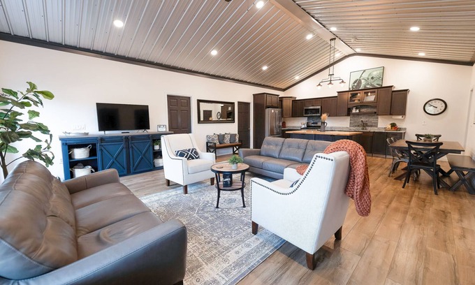Fairbanks House | Bushplane Hangar Home on RUNWAY Chic Luxe Aurora Views ~Bushplane Escape~