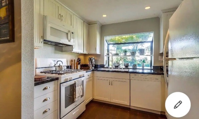 Ontario House | Business Executive Suites and Home Sweet Home