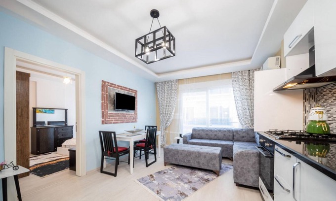 Konyaalti Apartment | Business-Friendly Flat Close to Beach in Konyaalti