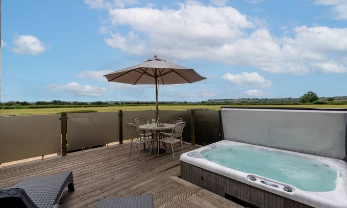 Cheddar Cabin | Buttercup lodge - sleeps 4/5 with hot tub & countryside views
