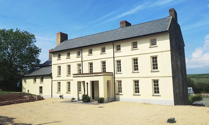St Ishmaels House | Butterhill Grange, Holiday Home St Ishmaels, Near Dale, Sleeps 18, 8 bedrooms, bathrooms