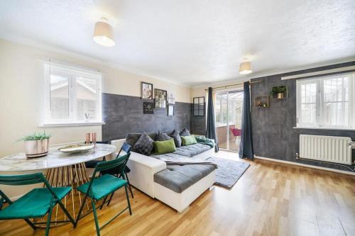 Willesborough House | Butterside House - Spacious Retreat with Hot Tub