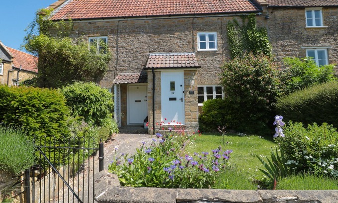 Brympton Cottage | BUTTON COTTAGE, pet friendly, character holiday cottage in Tintinhull