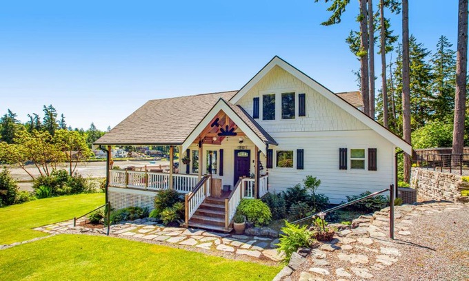 Grapeview House | Buzz & Christa's Beach House
