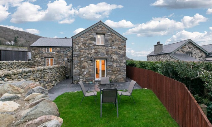 Rowen House | Bwthyn Carreg Rowen - Two Bedroom House, Sleeps 4