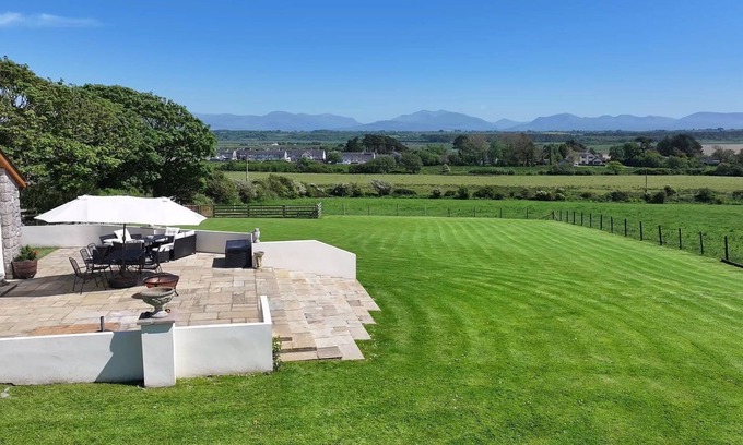 Malltraeth Cottage | Bwthyn Gwenllyr - sleeps 6 guests in 3 bedrooms
