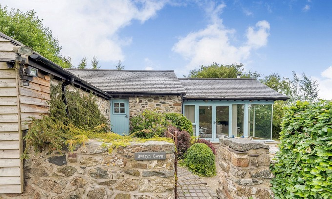 Llanfairpwllgwyngyll Cottage | BWTHYN GWYN, family friendly, with open fire in Penmynydd