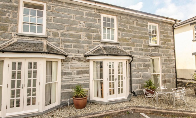 Porthmadog Cottage | BWTHYN LLECHEN, pet friendly, country holiday cottage in Porthmadog