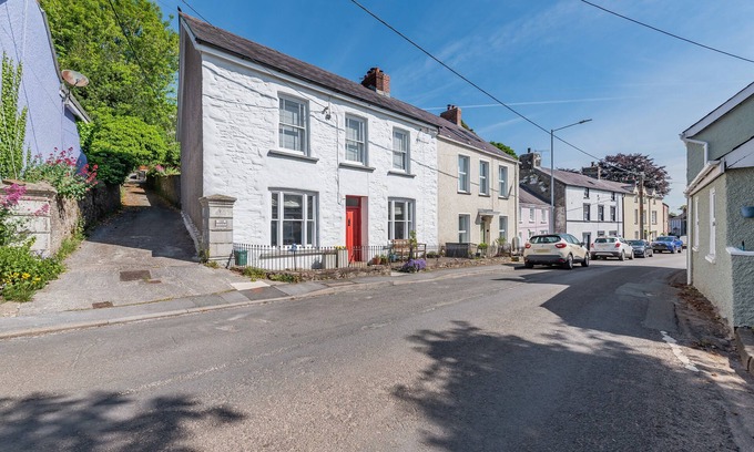 Llansteffan House | Bwthyn y Bardd - Three Bedroom House, Sleeps 6