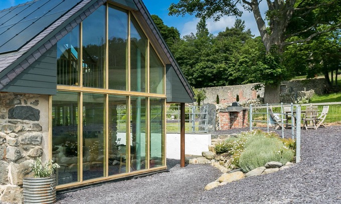 Colwyn Bay Cottage | Bwthyn Ysgubor - sleeps 4 guests in 2 bedrooms