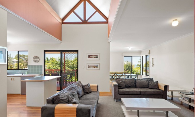 Dunsborough House | By the Bay on Everingham.stroll to the beach