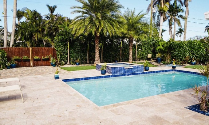Lake Park House | BY THE BEACH WITH A POOL! PRIVATE GUEST STUDIO APT. WITH A FULL KITCHEN & BATH!