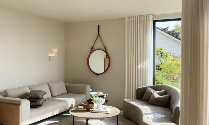 Strand House | By the sea –firepit, 750 Mbps Wi-Fi, Trampoline & SUP