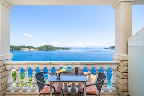 Sobra Apartment | By the sea
