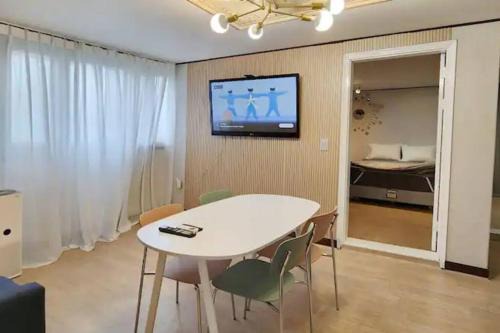Yeonnam-dong Apartment | C-3 White Linen House