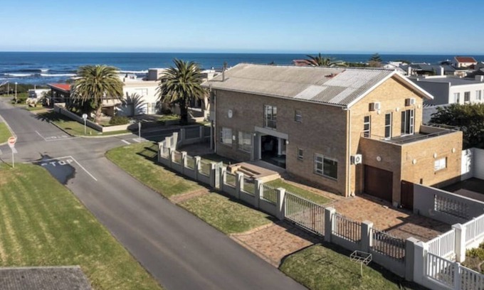 Onrus House | C-Onrus, Pool, Seaview, 5Bed, 5Bath, Bar, BBQ