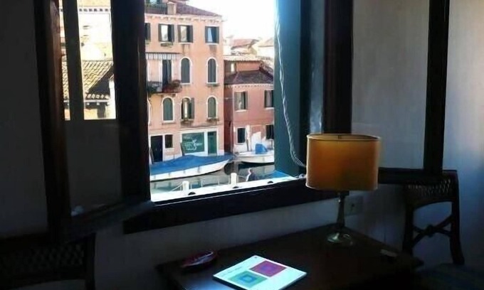 Dorsoduro Apartment | CA 'DEL PONTE - bright apartment with stunning views over the canal