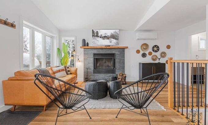 Petite-Riviere-Saint-Francois Ski Chalet | La Petite Ourse | Cozy Getaway in Charlevoix | Spa & Fireplace