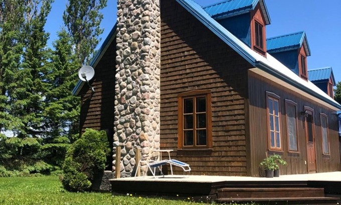 Saint-Laurent-de-l'ile d'Orleans House | The river house in the fields