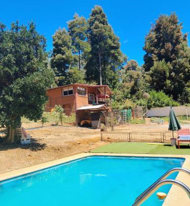 Tome Ski Chalet | Cabaña Altos de Parra Tome 2025 - piscina temporada verano
