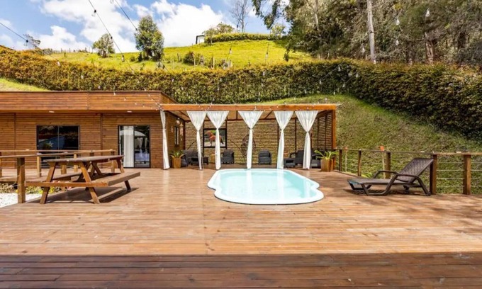 Guatape Cabin | Cabaña en Guatape 21 personas , jacuzzi, piscina, billar.