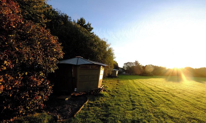 Llantwit Major Cottage | CABAN LLWYNON, romantic, character holiday cottage in Llantwit Major