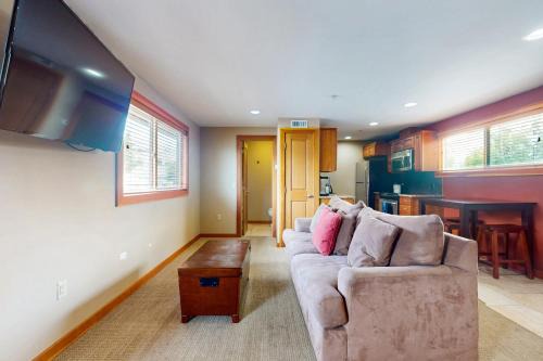 Chelan Hotel | Cabana #11
