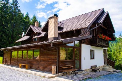 Campulung Moldovenesc House | Cabana din poiană