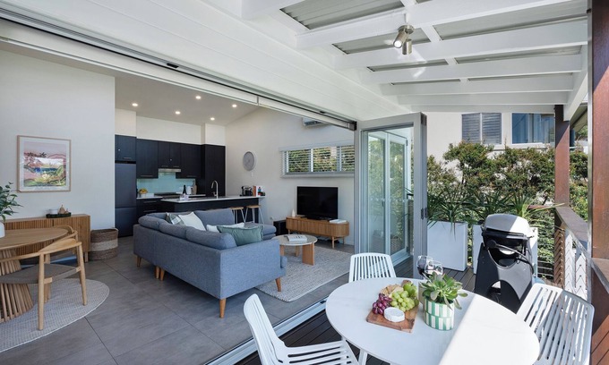 Vincentia House | Cabana: Stylish, Modern Jervis Bay Retreat: 200m to beach, water glimpses
