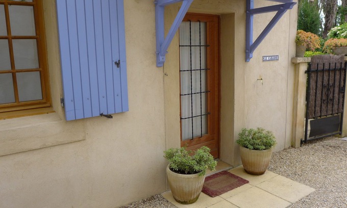 Rognonas Cottage | "Cabanon" - sleeps 2 self catering studio gite 10mins from Avignon!
