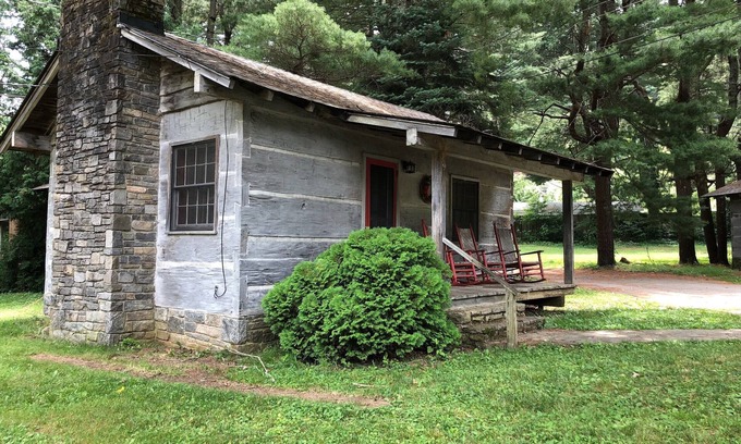 Maggie Valley Cabin | Cabin 1 - 1 Bedroom Cozy Cabin with Mountain View in Pioneer Village
