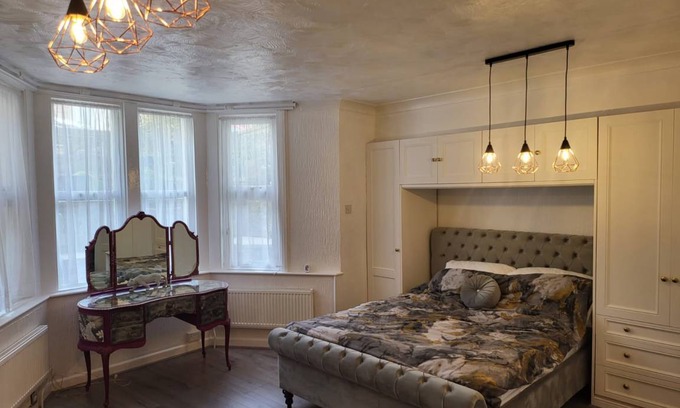 Weston-super-Mare Cottage | Cabin ∙ 1 bedroom ∙ 4 guests