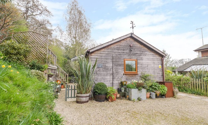 Charlton Kings Cottage | Cabin ∙ 1 bedroom ∙ 2 guests